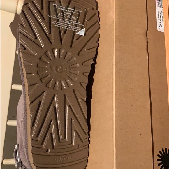 Gray uggs - Picture 3 of 4